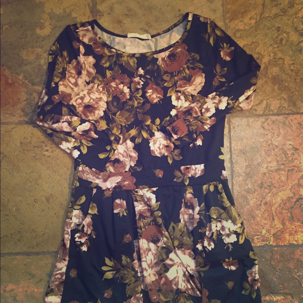 EUC Les Amis Floral Fit ‘n’ Flare Dress (Pockets!)